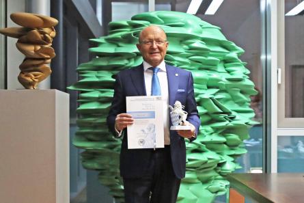 Prof. Dr. Michael A. Popp mit der „Bayerns Best 50“-Urkundeund dem dazugehörigen bayerischen Porzellanlöwen